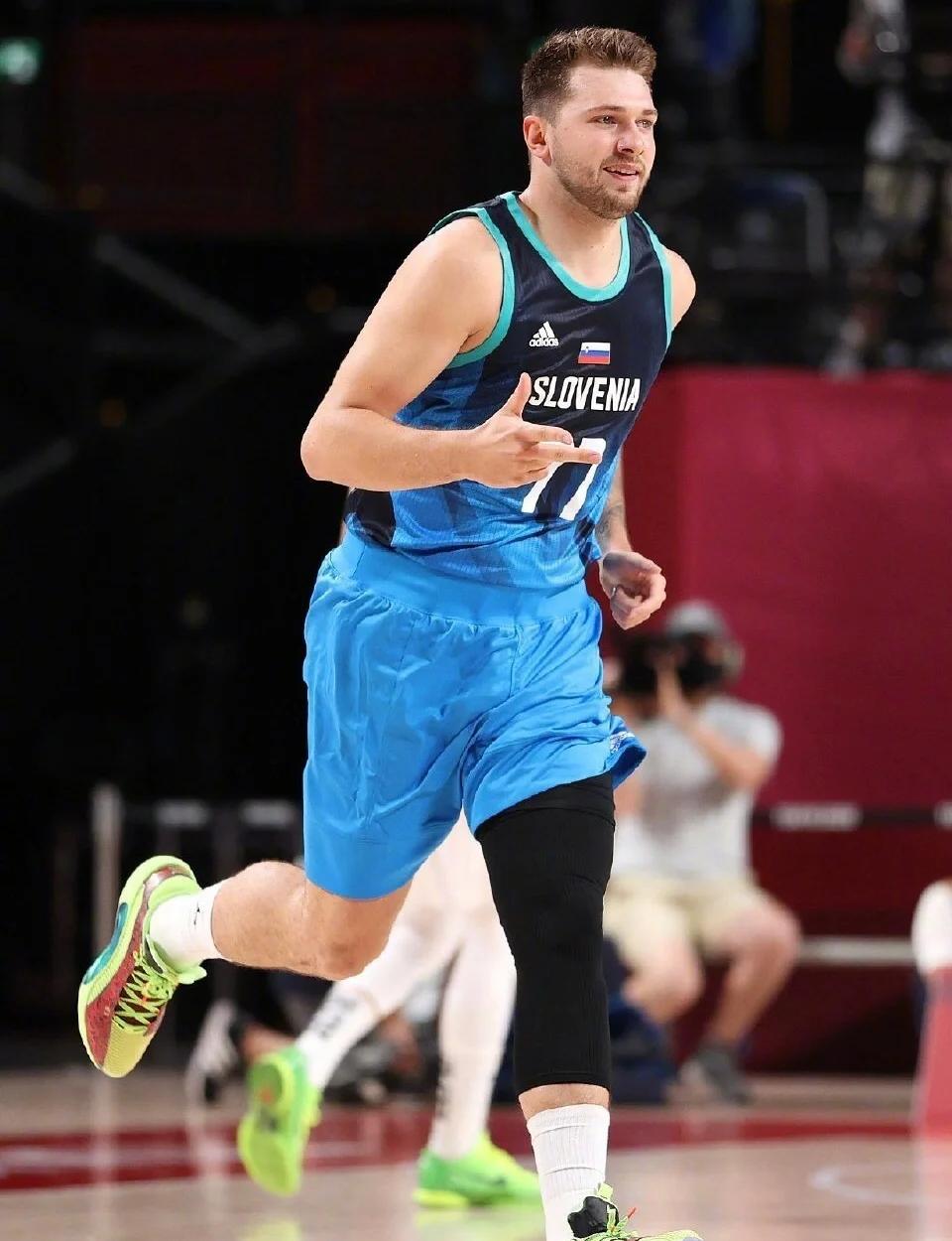 雷速官网-斯洛文尼亚雪地滑雪选手表现抢眼，争夺金牌