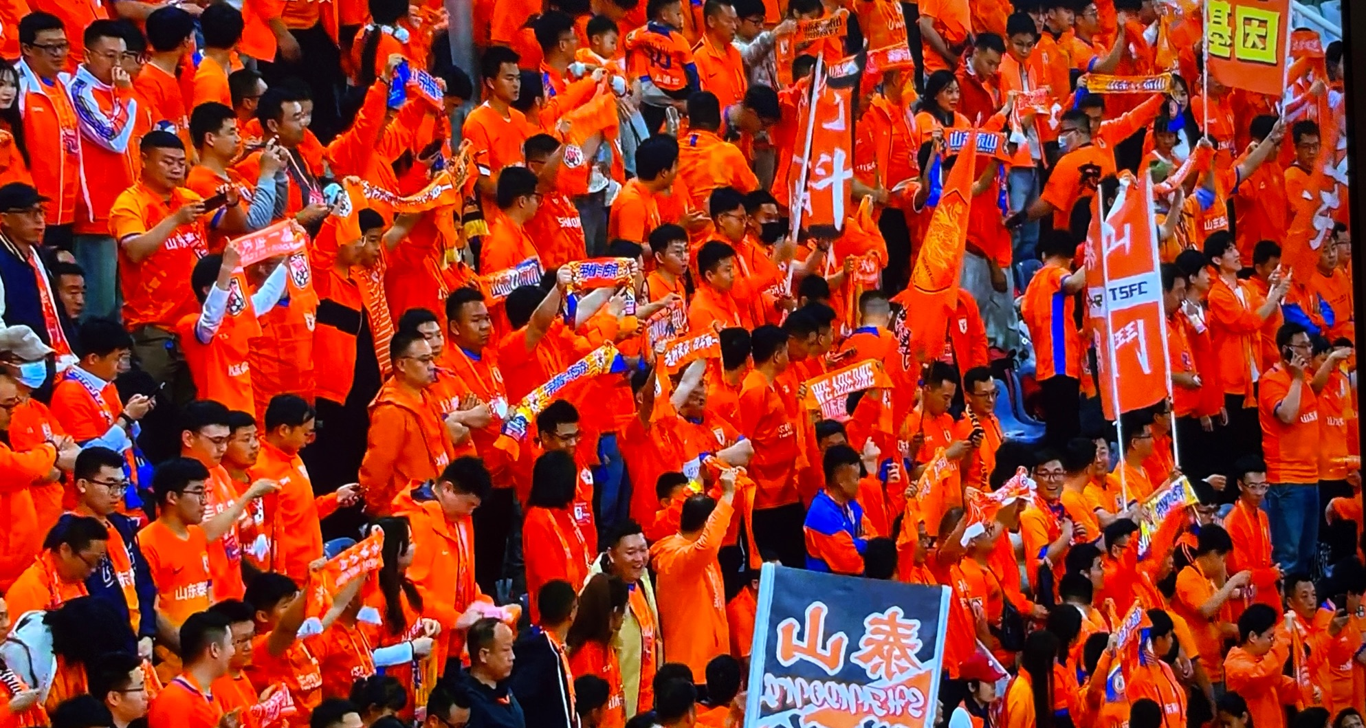 雷速官网下载-内外援合作默契，重燃球队战火