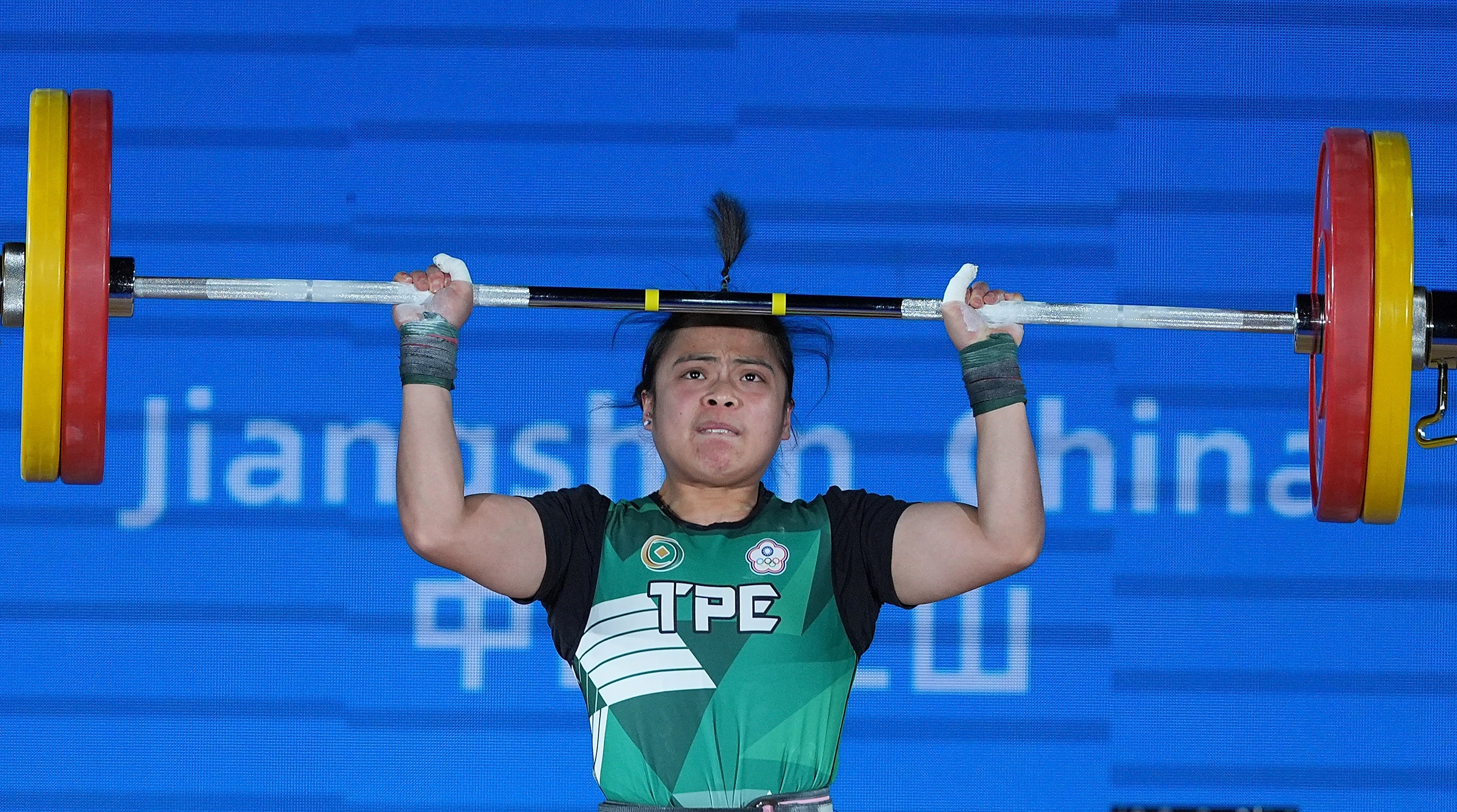 雷速官网-俄罗斯举重选手一举夺冠刷新自身纪录